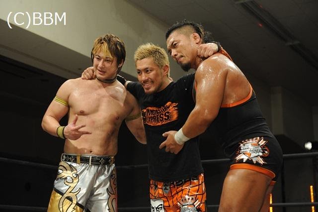 Shingo, Hulk and Tozawa posing in the ring