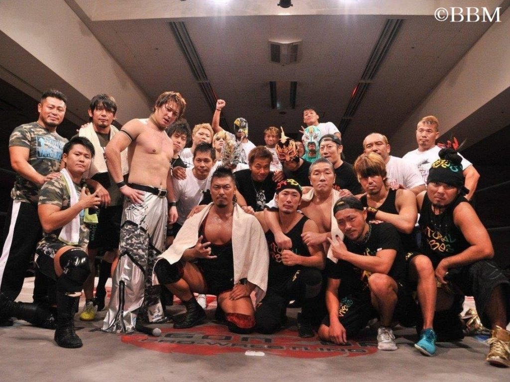 Dragongate wrestlers in the ring posing for a photo after Shingo's last match. 