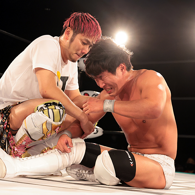 Haoh after his final match in NOAH, crying and being comforted by Kotoge Atsushi