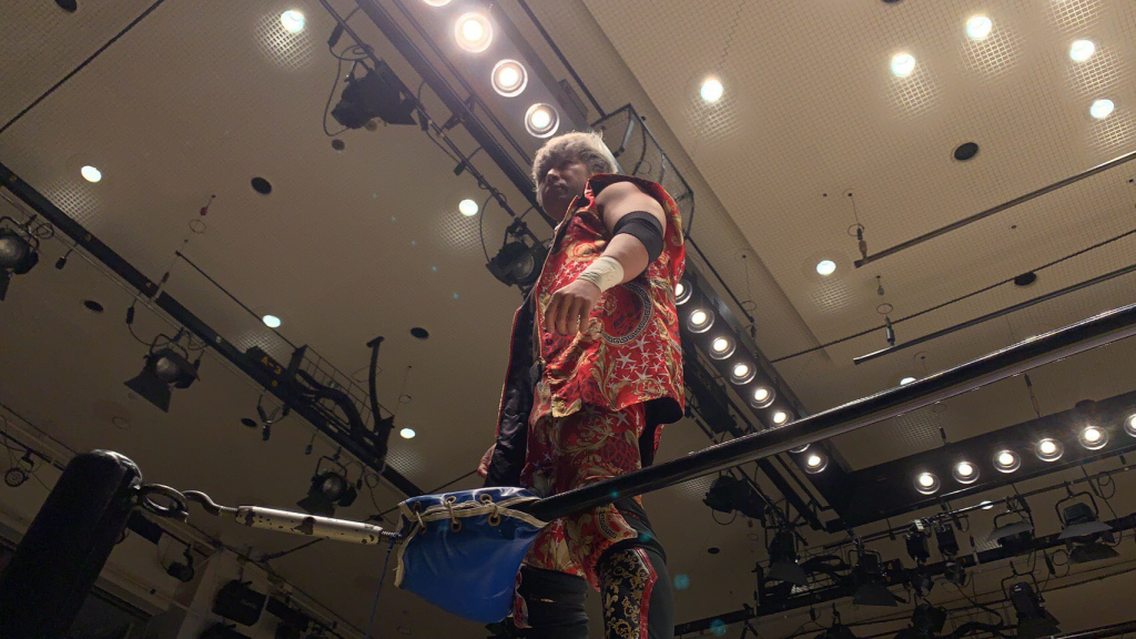 Haoh, standing on the ropes and surveying the crowd