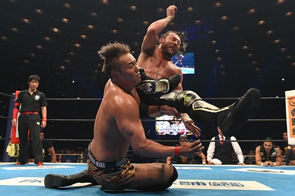 Kenny hitting Okada in the face with a knee