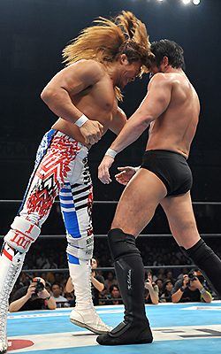Image of Tanahashi appearing to headbutt Shibata during the match