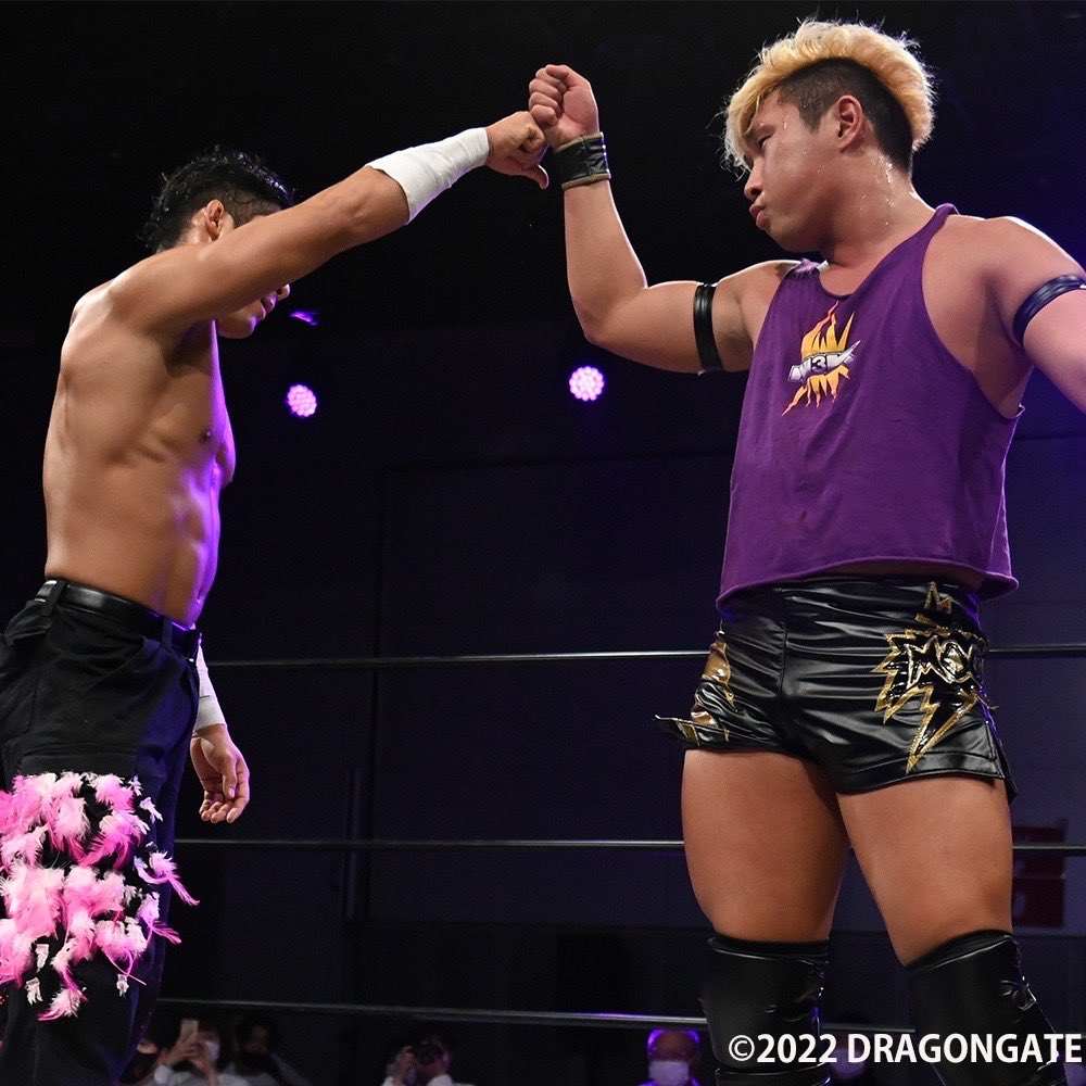 Ishin and Mochizuki Jr bumping fists in the ring