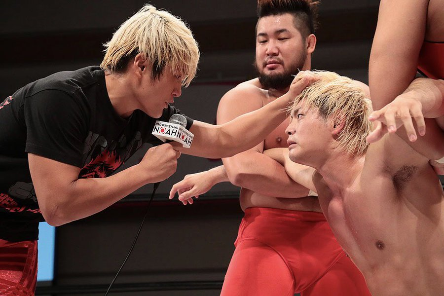 Kenoh pulling Kaito's hair, making a challenge in the ring