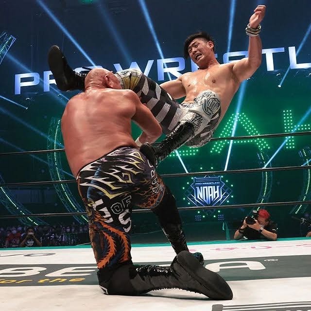 Kaito delivering a shining wizard to Mutoh