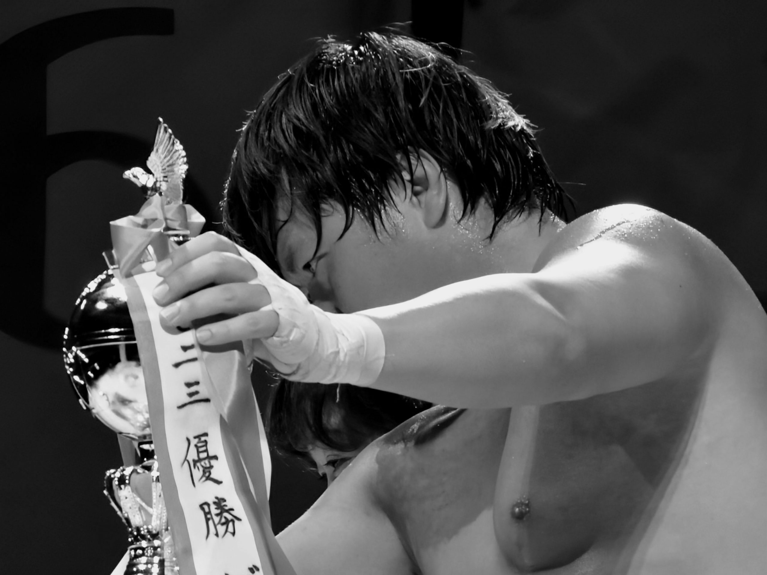 Last year's Tennozan winner, TORU, posing with the Tennozan trophy