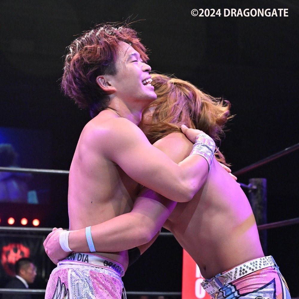 Dia and Ryoya embracing after their Brave Gate match